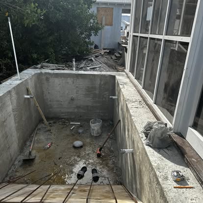 Reinforced pool construction